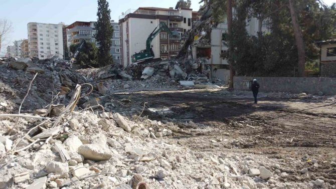 Osmaniye’de Yıkıcı Depremin İzleri Siliniyor