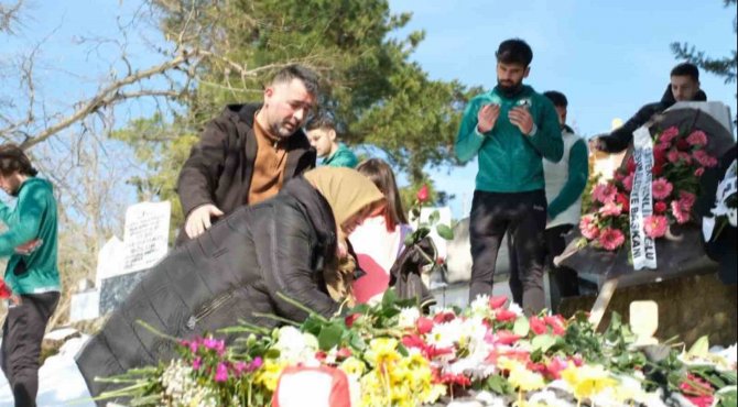 Giresunspor’dan Depremde Hayatını Kaybeden Eski Oyuncularına Taziye Ziyareti