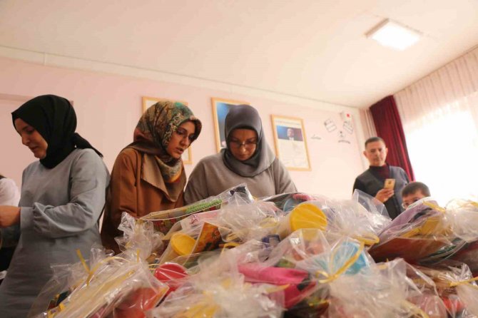 Minik Öğrencilerden Deprem Bölgesindeki Arkadaşlarına Kırtasiye Desteği