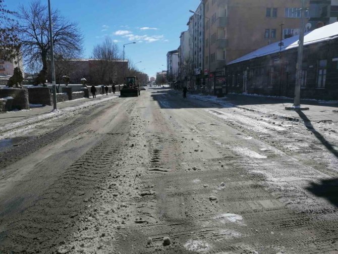 Kars’ta Belediyenin Kar Mücadelesi Sürüyor