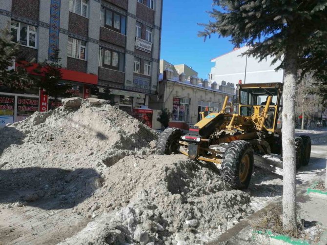 Kars’ta Belediyenin Kar Mücadelesi Sürüyor