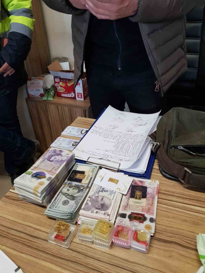 Kastamonu Afad Ekipleri, Apartmanda Buldukları Para, Döviz Ve Ziynet Eşyalarını Polise Teslim Etti