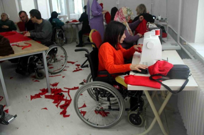 Engelliler Depremzedeler İçin Dikiş Makinelerinin Başına Geçti