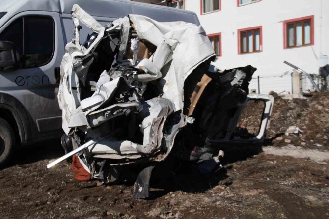 Depremde Milyonluk Araçlar Kağıt Gibi Ezildi, Top Şeklini Alan Araç Şaşkına Çevirdi