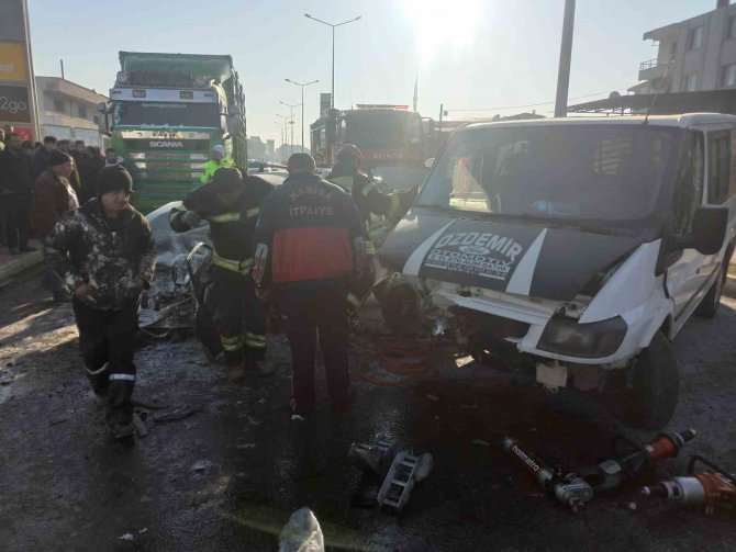 Trafikte Birbirini Sıkıştıran Sürücüler Karşı Şeride Geçti: 3 Yaralı