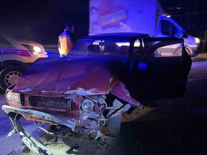 Manisa’da İki Otomobil Kafa Kafaya Çarpıştı: 8 Yaralı