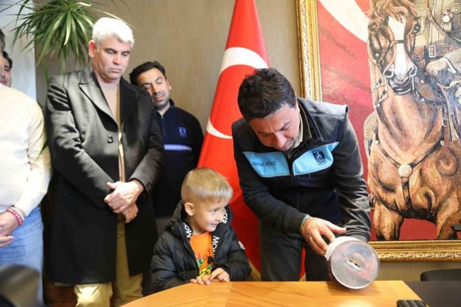 Minik Mehmet Ege, Kumbarasındaki Harçlığını Bağışladı
