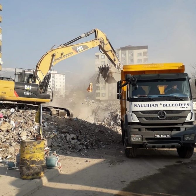 Nallıhan Belediyesi Deprem Bölgelerindeki Çalışmalarını Sürdürüyor
