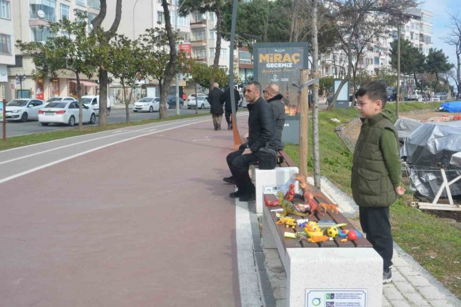 Oyuncaklarını, Kumbarasını Ve Harçlıklarını Depremzede Çocuklara Verdi