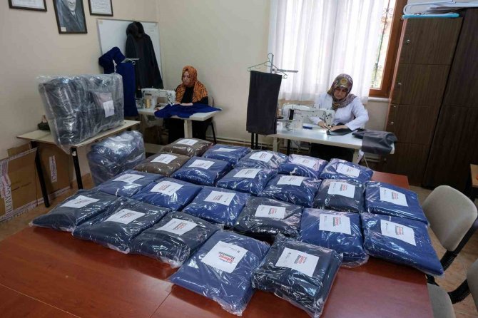 Afetzedeler Üşümesin Diye Gündüz-gece Üretiyorlar