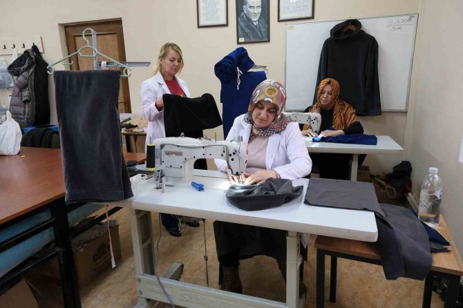 Afetzedeler Üşümesin Diye Gündüz-gece Üretiyorlar
