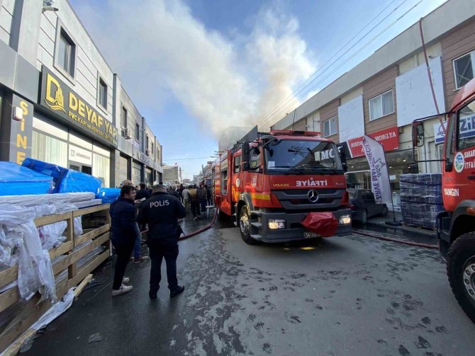 Sakarya’da Mobilyacılar Çarşısında Korkutan Yangın