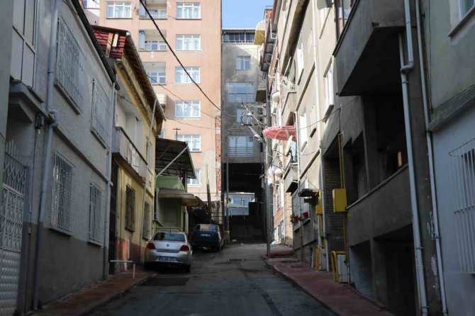 Altından Sokak Geçen Apartman Deprem Sonrası Tekrar Akıllara Geldi