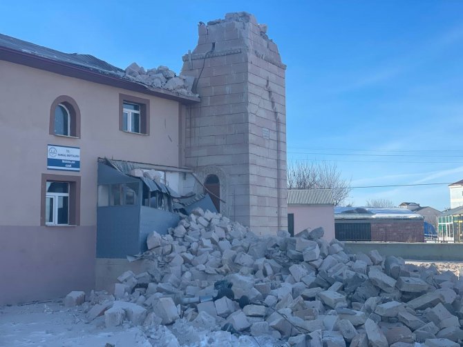 Depremde Hasar Oluşan Caminin Minaresi Kontrollü Olarak Yıkıldı