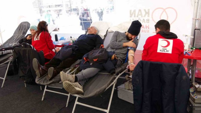 Kızılay Depremzedeler İçin Taksim Meydanı’nda Kan Bağışı Kampanyası Başlattı