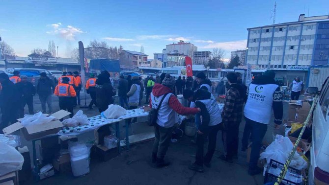Deprem Bölgesinde Her Gün Binlerce Kişiye Sıcak Yemek Veriyorlar