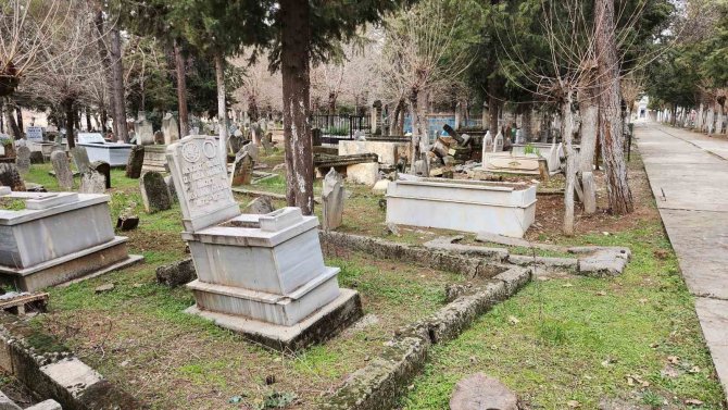 Deprem Mezarlıkları Da Vurdu, Onlarca Kabir Tahrip Oldu