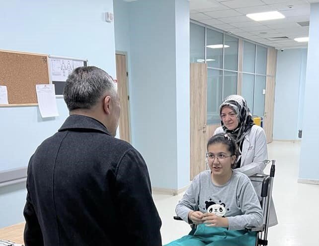 Ak Parti Bilecik İ̇l Başkanı Yıldırım’dan Hastanede Tedavi Gören Depremzedelere Ziyaret