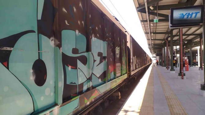 Almanya’dan Yola Çıkan 400 Tonluk Malzeme Taşıyan Yardım Treni Halkalı Tren Garı’na Geldi