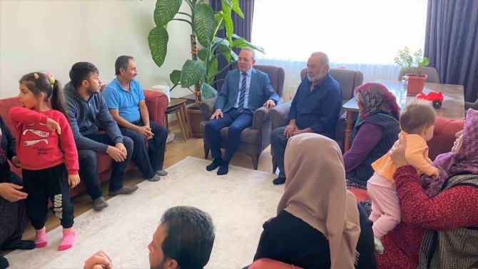 Vali Öner, Depremzedelerin Acısını Paylaştı