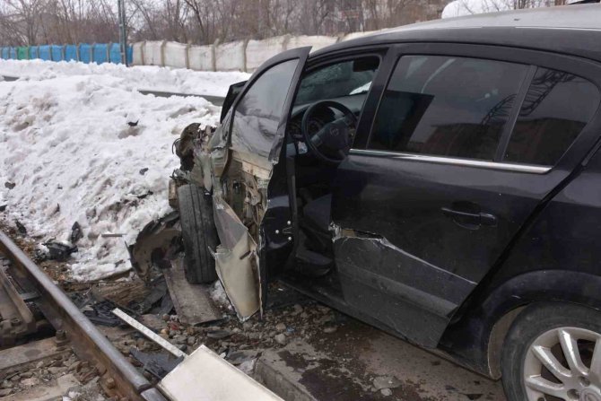 Bingöl’de Tren Otomobile Çarptı, Faciadan Dönüldü