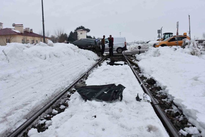 Bingöl’de Tren Otomobile Çarptı, Faciadan Dönüldü