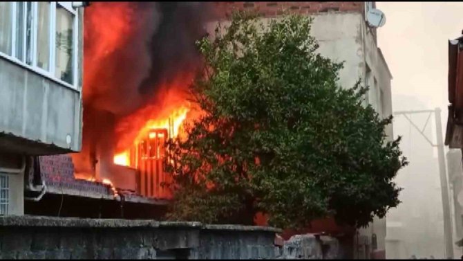 Evde Çıkan Yangında 2 Kişi Yaralandı