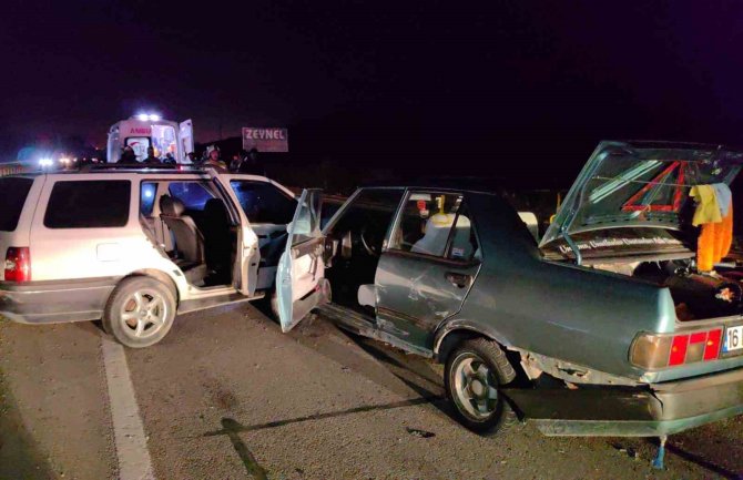Bursa’da İki Otomobil Çarpıştı: 6 Yaralı