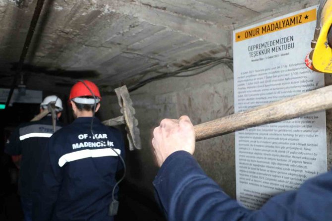 Madenciler Teşekkür Mektubunu “Onur Madalyası” Diye Kömür Ocağının Girişine Astı