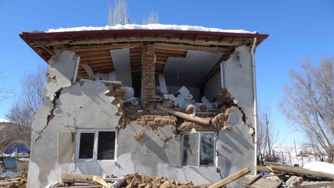 Depremde Evi Yıkılan Yaşlı Kadın Yaşadıklarını Gözyaşları İle Anlattı: “Komşularımız Kurtardı”