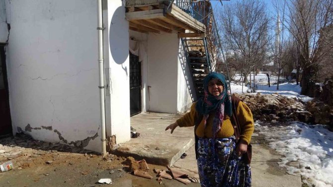 Depremde Evi Yıkılan Yaşlı Kadın Yaşadıklarını Gözyaşları İle Anlattı: “Komşularımız Kurtardı”