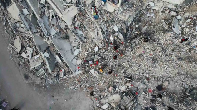 Depremde Hayatını Kaybeden Çocuklar İçin Enkazları Balonla Süslediler
