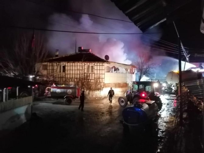 Bolu’da Bitişik Haldeki 5 Ev Yandı