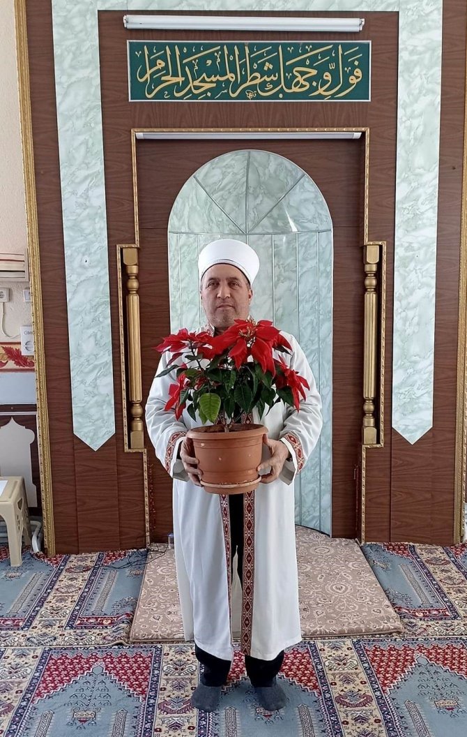 İ̇mam Açık Artırmada 21 Bin Liraya Sattığı Çiçeğin Parasını Depremzedelere Bağışladı