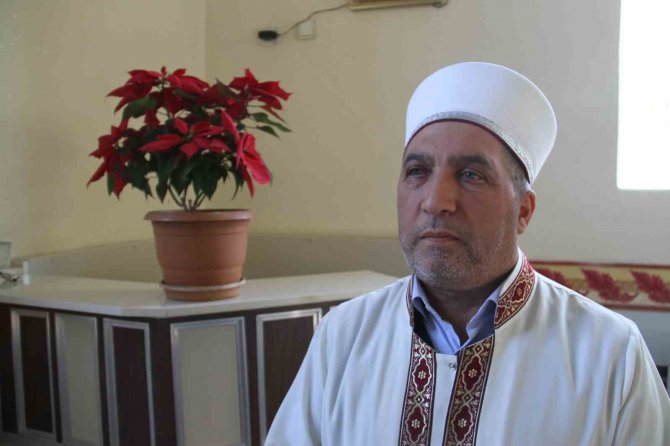 İ̇mam Açık Artırmada 21 Bin Liraya Sattığı Çiçeğin Parasını Depremzedelere Bağışladı