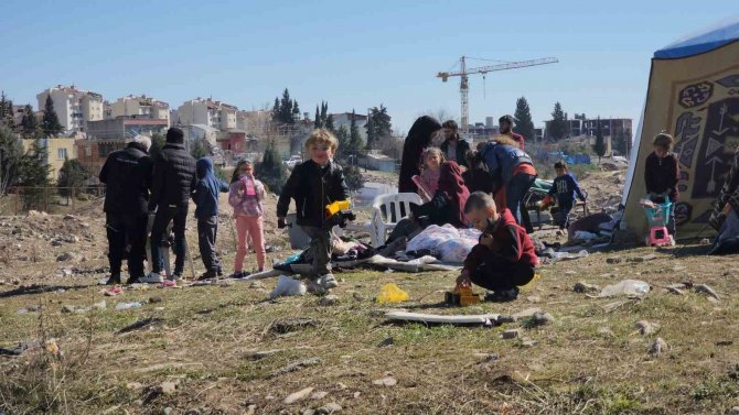 Gönüllü Olarak Geldikleri Adıyaman’da Dağıttıkları Oyuncaklarla Çocukların Yüzünü Güldürdüler