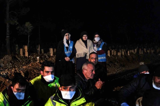 Kahramanmaraş’ta Defin İşlemleri Gece De Sürüyor