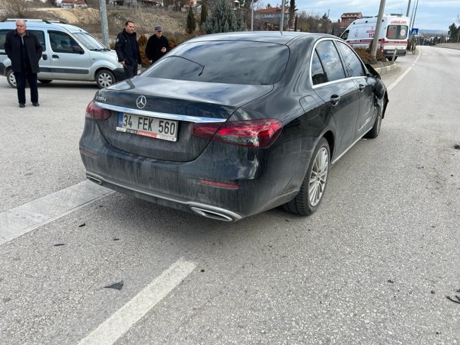 Çöp Kamyonu İle Çarpışan Otomobil Sürücüsü Yaralandı