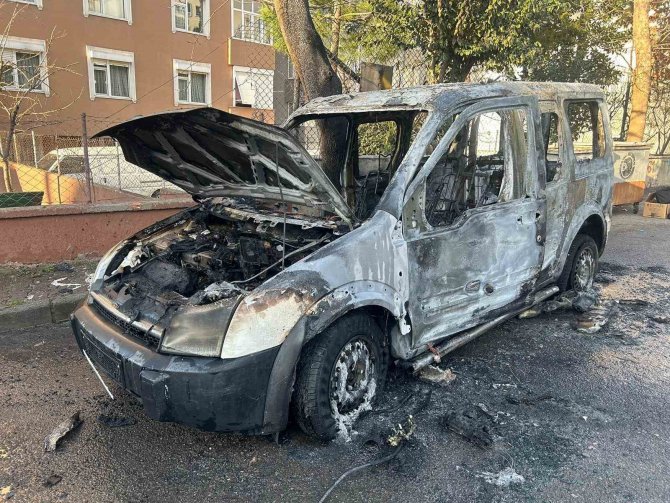 Kartal’da Hafif Ticari Araç Alev Alev Yandı