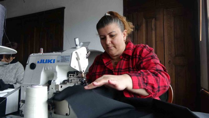 Kastamonulu Kadınlar, Depremzedeler İçin Kışlık Kıyafet Dikiyor