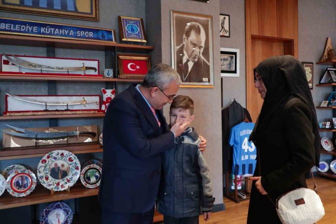 Kumbarasını Depremzedelere Bağışlayan Ömer Faruk’a Başkan Işık’tan Jest