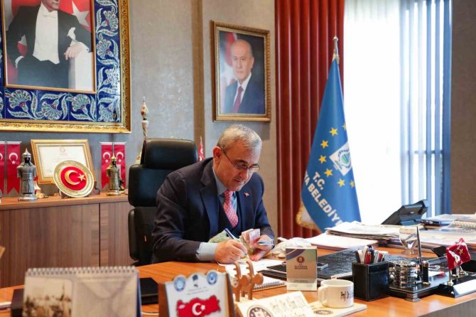 Kumbarasını Depremzedelere Bağışlayan Ömer Faruk’a Başkan Işık’tan Jest