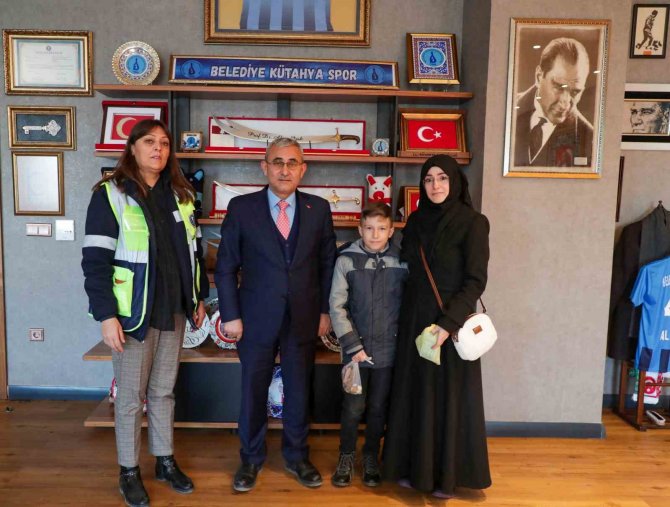 Kumbarasını Depremzedelere Bağışlayan Ömer Faruk’a Başkan Işık’tan Jest