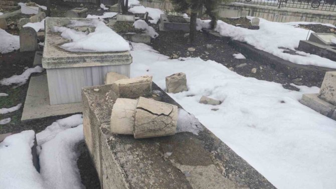 250 Yıllık Tarihi Mezarlığı Da Deprem Vurdu