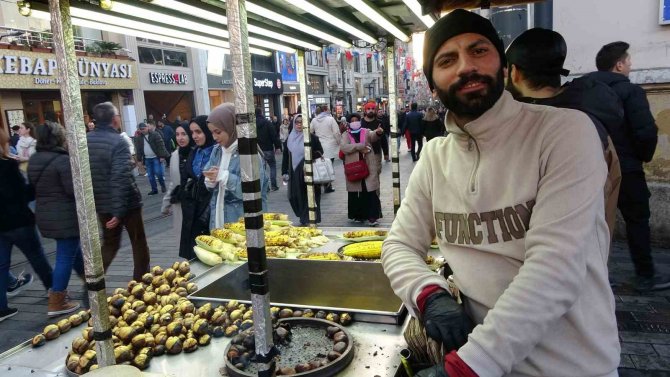 İ̇stanbul’da Güneşli Havayı Fırsat Bilen Vatandaşlar İ̇stiklal Caddesi’ne Akın Etti