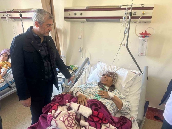 Tahmazoğlu Yaralı Depremzedeleri Hastanede Ziyaret Etti