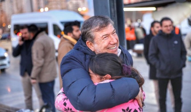 Eski Futbolcu Tanju Çolak’tan Diyarbakırlı Depremzedelere Yardım