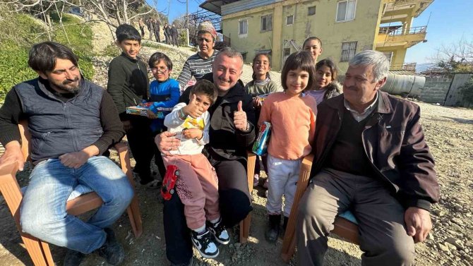 Başkan Büyükakın, Depremzede Çocukların Yüzünü Hediyelerle Güldürdü