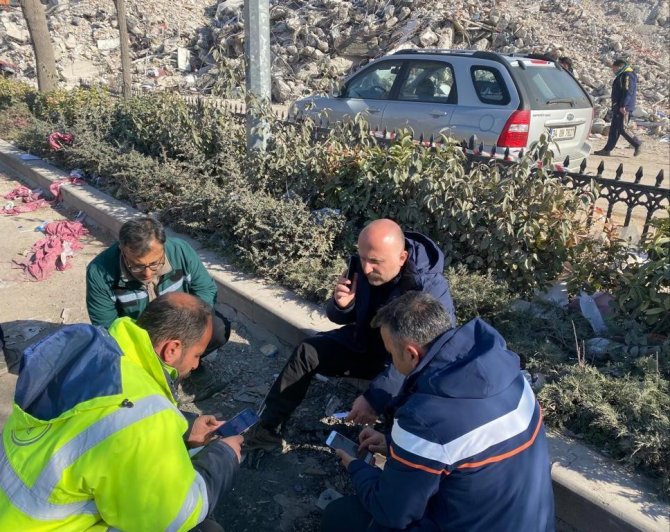Vali Varol Deprem Bölgesinde Enkaz Çalışmalarını Sürdürüyor