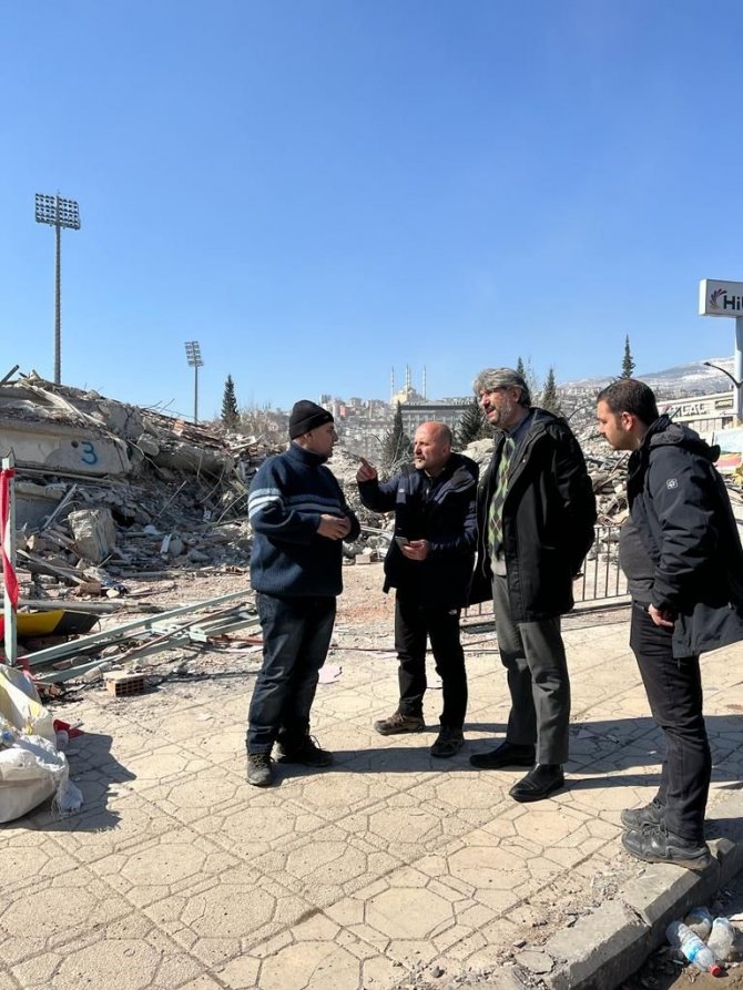 Vali Varol Deprem Bölgesinde Enkaz Çalışmalarını Sürdürüyor